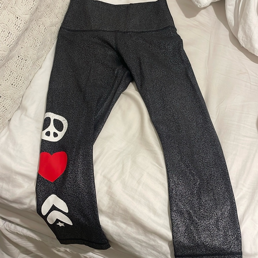 Lululemon x Barry’s leggings peace love design size 4